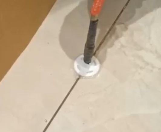 高陵瓷砖空鼓维修公司专业解答瓷砖在铺贴过程中，如果没有涂抹均匀到位的粘结材料（如水泥砂浆或瓷砖胶），可能会导致以下问题