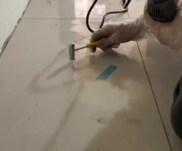 高陵瓷砖开裂维修公司专业分享瓷砖在铺贴前如果没有沥干水分，将会导致以下问题